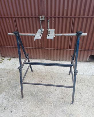 Cavalletto per testate motori