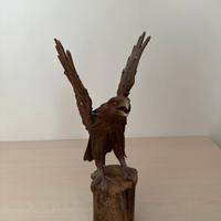 Aquila intagliata a mano.