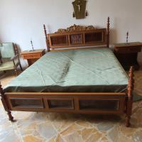 Letto con comodini e poltrone € 100