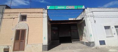 Locale commerciale con bagno e cortile ad Avetrana