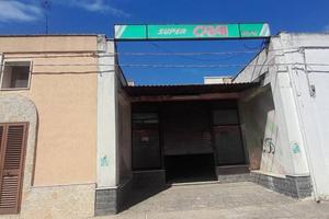 Locale commerciale con bagno e cortile ad Avetrana