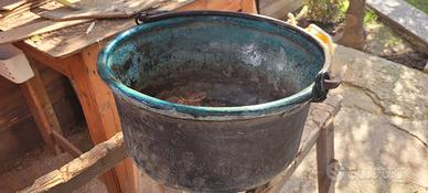 Calderone vecchio in rame