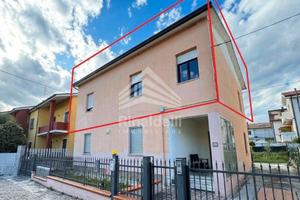 Indipendenza con garage corte e soffitta