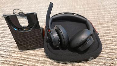 Poly Voyager Focus 2 + Base di Ricarica e Custodia