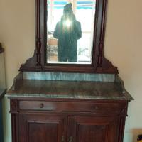 Toilette con marmo e specchio