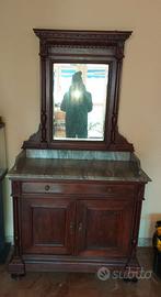 Toilette con marmo e specchio