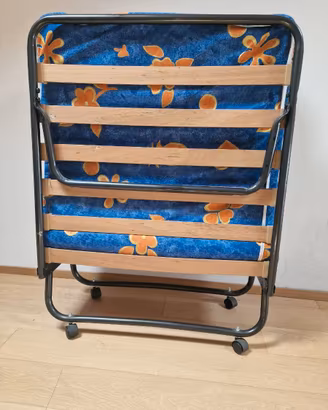 Letto pieghevole con doghe in legno