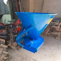 Spandiconcime con convogliatore laterale