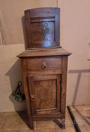 Comodino in legno di antiquariato 