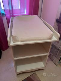 Fasciatoio bianco con scaffali