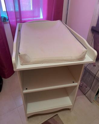 Fasciatoio bianco con scaffali