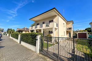 APPARTAMENTO IN VILLA CON TERRAZZO E GIARDINO !!!