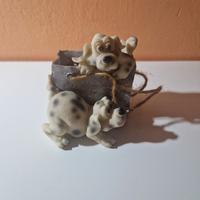 Statuetta cani giocosi