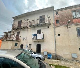 Casa rurale abitabile in collina con giardino