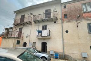 Casa rurale abitabile in collina con giardino