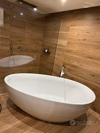 Vasca da bagno JACUZZI con rubinetto da terra incl