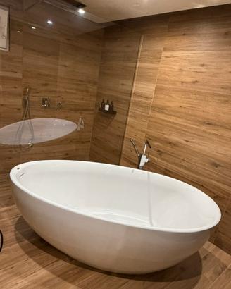 Vasca da bagno JACUZZI con rubinetto da terra incl