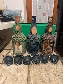 Set bottiglie vintage assisi rivestite in legno