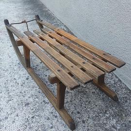 Antico slittino in legno e ferro, per decorazione