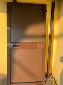 Porta in alluminio marrone e pvc