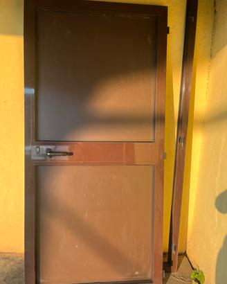 Porta in alluminio marrone e pvc