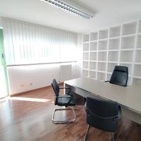 Torrette, ufficio con posti auto