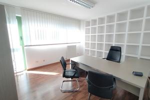 Torrette, ufficio con posti auto