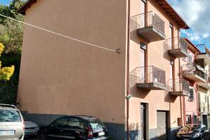 Intera palazzina panoramica con garage e parcheggi