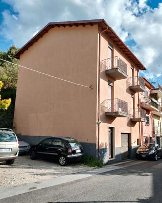 Intera palazzina panoramica con garage e parcheggi