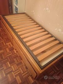 Letto singolo quercia di colore chiaro