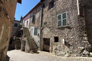 5 LOCALI A SGURGOLA