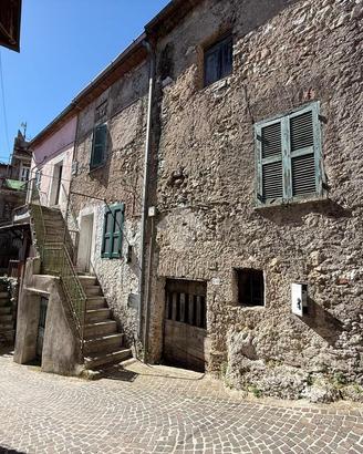 5 LOCALI A SGURGOLA