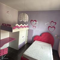 cameretta con letto a soppalco