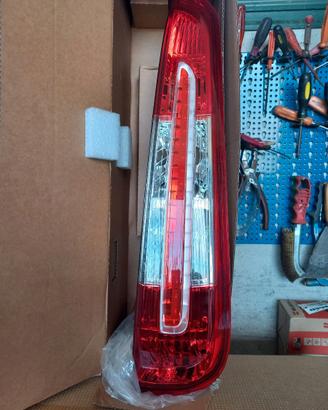 Fanale  posteriormente Ford c- max