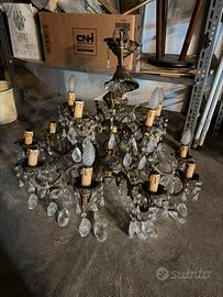 Grossi lampadari a gocce di cristallo