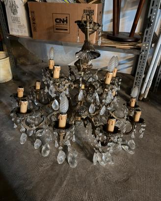 Grossi lampadari a gocce di cristallo