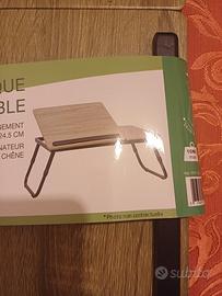 Tavolo scrivania pieghevole marrone.