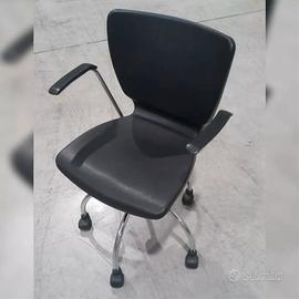 SEDIA GIREVOLE IN PLASTICA CON BRACCIOLI