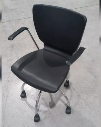 SEDIA GIREVOLE IN PLASTICA CON BRACCIOLI