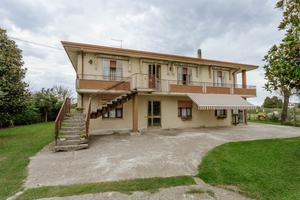 Arre - Casa singola divisa in due unità