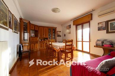 AMPIO APPARTAMENTO LUMINOSO CON ASCENSORE