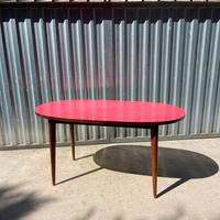Tavolo ovale vintage anni ‘60 in formica rossa