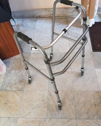 Deambulatore con ruote