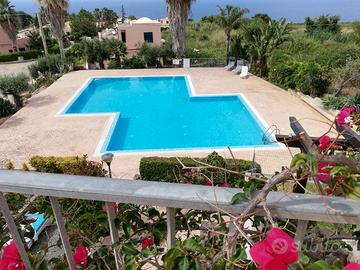Vista mare e piscina