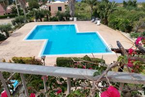 Vista mare e piscina