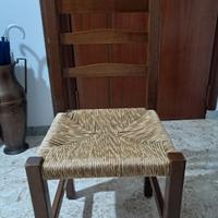Quattro sedie in legno massello.