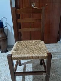 Quattro sedie in legno massello.