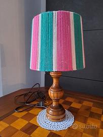 Lampada in legno lavorato e paralume fatto a mano