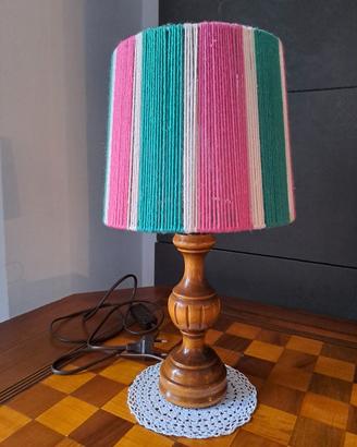 Lampada in legno lavorato e paralume fatto a mano