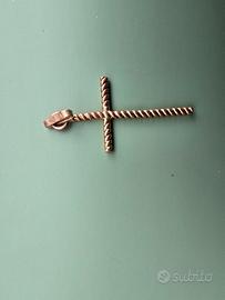 antico ciondolo a  croce in oro lavorato